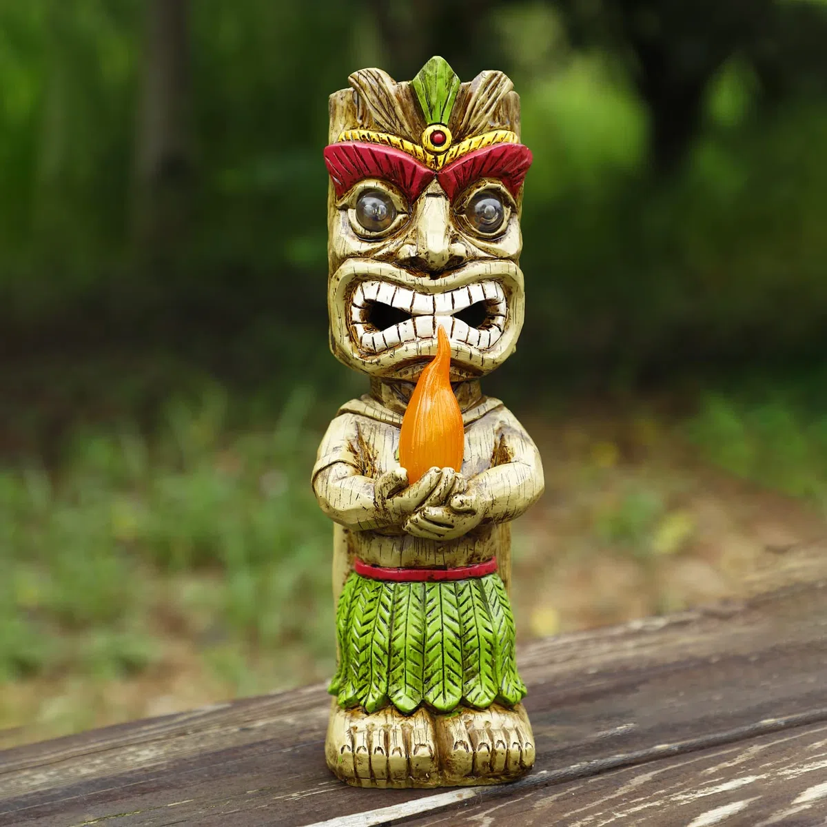Solar Tiki Fackel Gartenstatue, Harz Tiki Dekor Figur mit solarbetriebenen Lichtern, hawaiianischer tropischer Tiki Mann Krieger, Tiki Dude, Tiki Gott, Party, Strand Dekoration