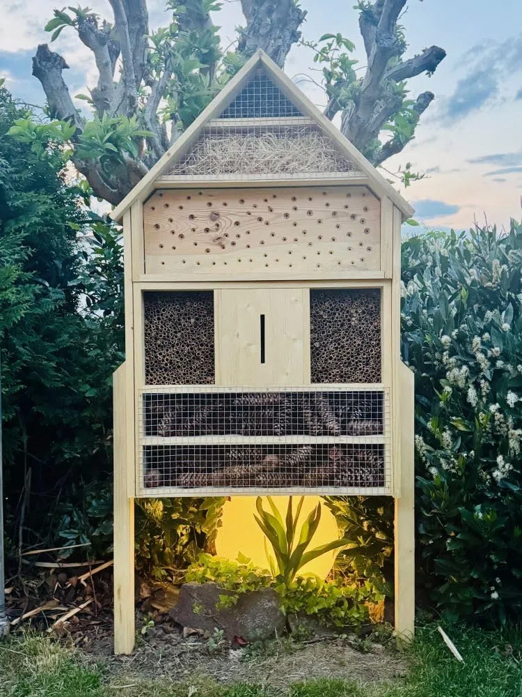 Garten Holz Insektenhotel XXL Wildbienen-Nisthilfe aus Holz mit Standfuß 110 x 79 x 16 cm (HxBxT) Insektenhaus Natur I Bienenhotel I Insektenhaus I Wetterfest I 6 Etagen