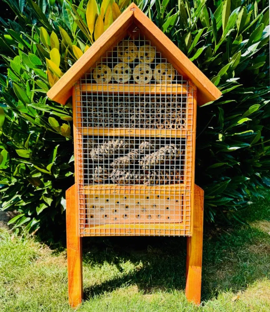 massives handgefertigtes L Insektenhotel aus Holz I 52 x 28 x 12 cm (HxBxT) mit Ständer Höhe 72 cm I Wildbienen Nisthilfe I Bienenhotel I Insektenhaus I wetterfest I lasiert in Braun