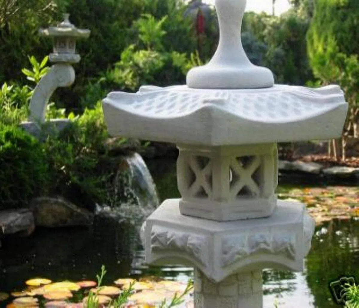 auerco Steintempel im japanischen Stil Yukimi auf Säule S- Handgefertigte Gartenfigur aus regionalem Steinguss - Zen - Dekoration für Garten & Terasse - wetterfest & langlebig