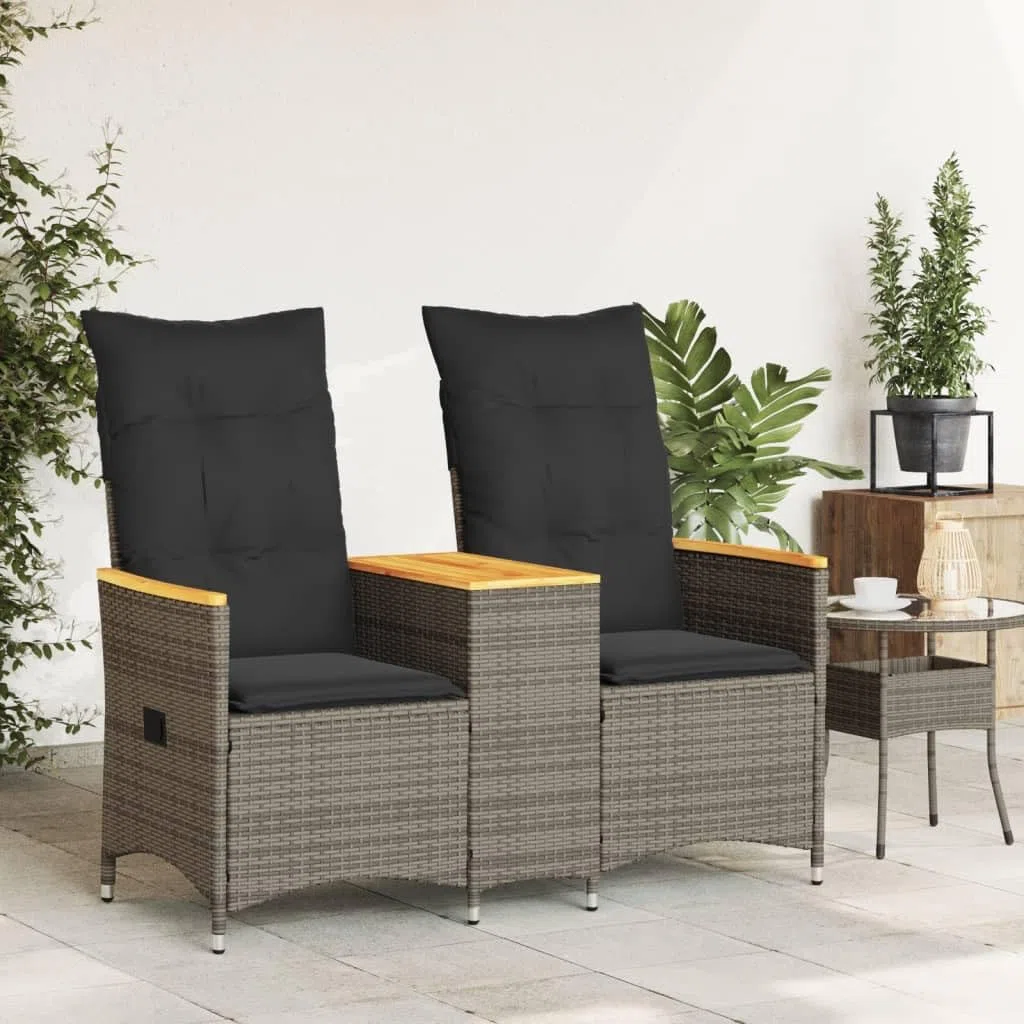 Gartensofa 2-Sitzer Verstellbar mit integriertem Tisch Grau Poly Rattan Gartenbank mit Auflagen Relaxsofa für Terrasse und Balkon Bequeme Sitzgruppe aus PE-Rattan und Akazienholz