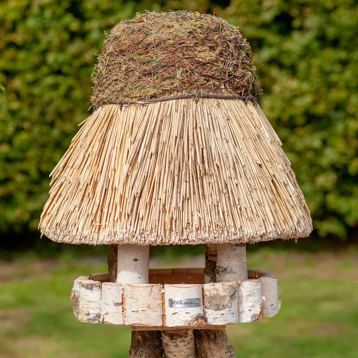 VOSS.garden Vogelhaus Amrum mit Reetdach, Naturbelassene Birke 33cm große Futterplatte, Vogelhäuschen Futterhaus Futterstation Naturbelassene Vogelvilla