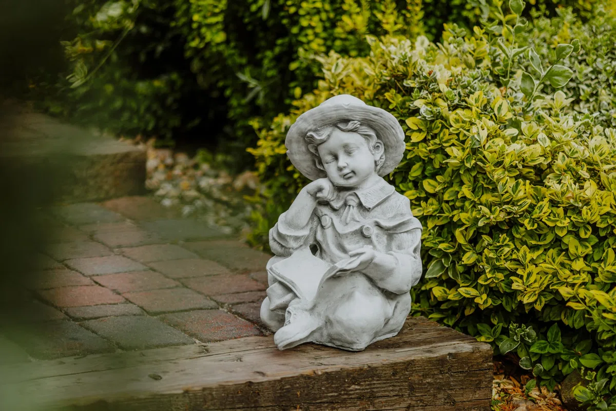 gartendekoparadies.de Jungen Figur mit einem Buch, Steinfigur H. 43 cm, 24 kg, Grau, frostsicher aus Steinguss für Außenbereich