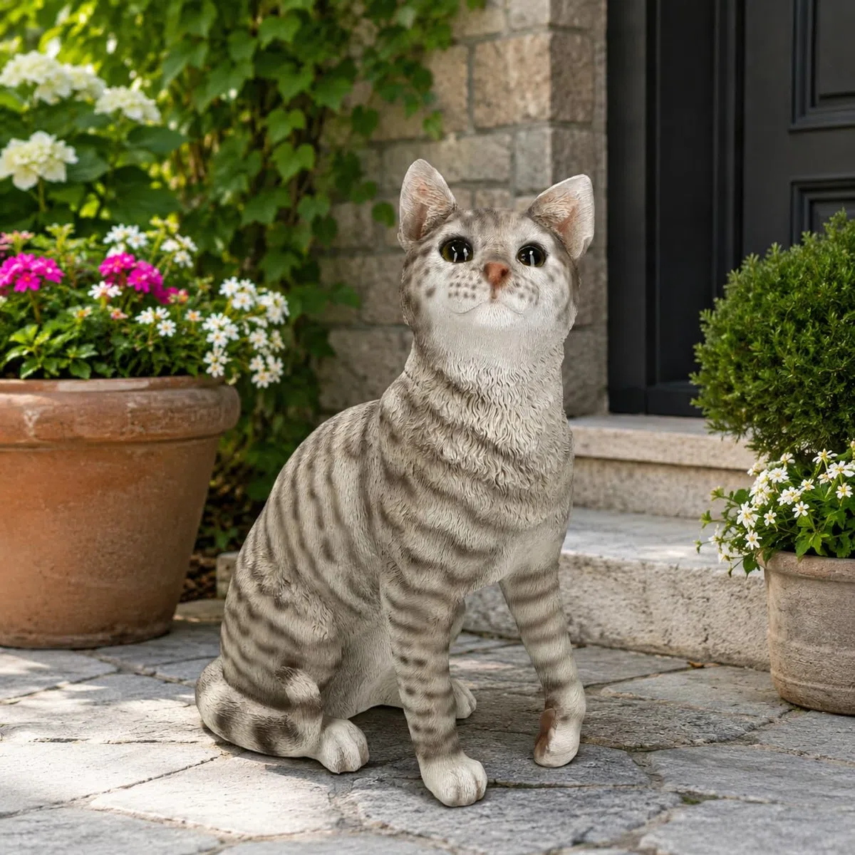 Figuren Shop GmbH Gartenfigur Katze sitzend 34,5 cm – grau getigerte Katzenfigur mit erhobener Pfote aus Polyresin, handbemalt und wetterfest – Tierfigur Gartenskulptur für Haustür und Terrasse