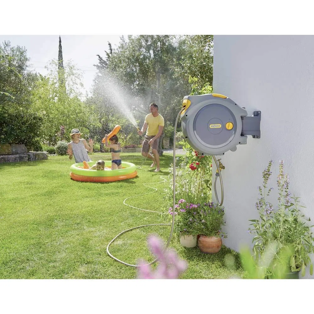 HOZELOCK - Wandschlauchbox Auto Reel 30 M: Automatische Aufrollung. Einfache Installation. Inkl. Schlauchspritze, Anschlüsse, 30 m Hozelock-Schlauch und Befestigung - 5 Jahre Garantie* [2403 0000]