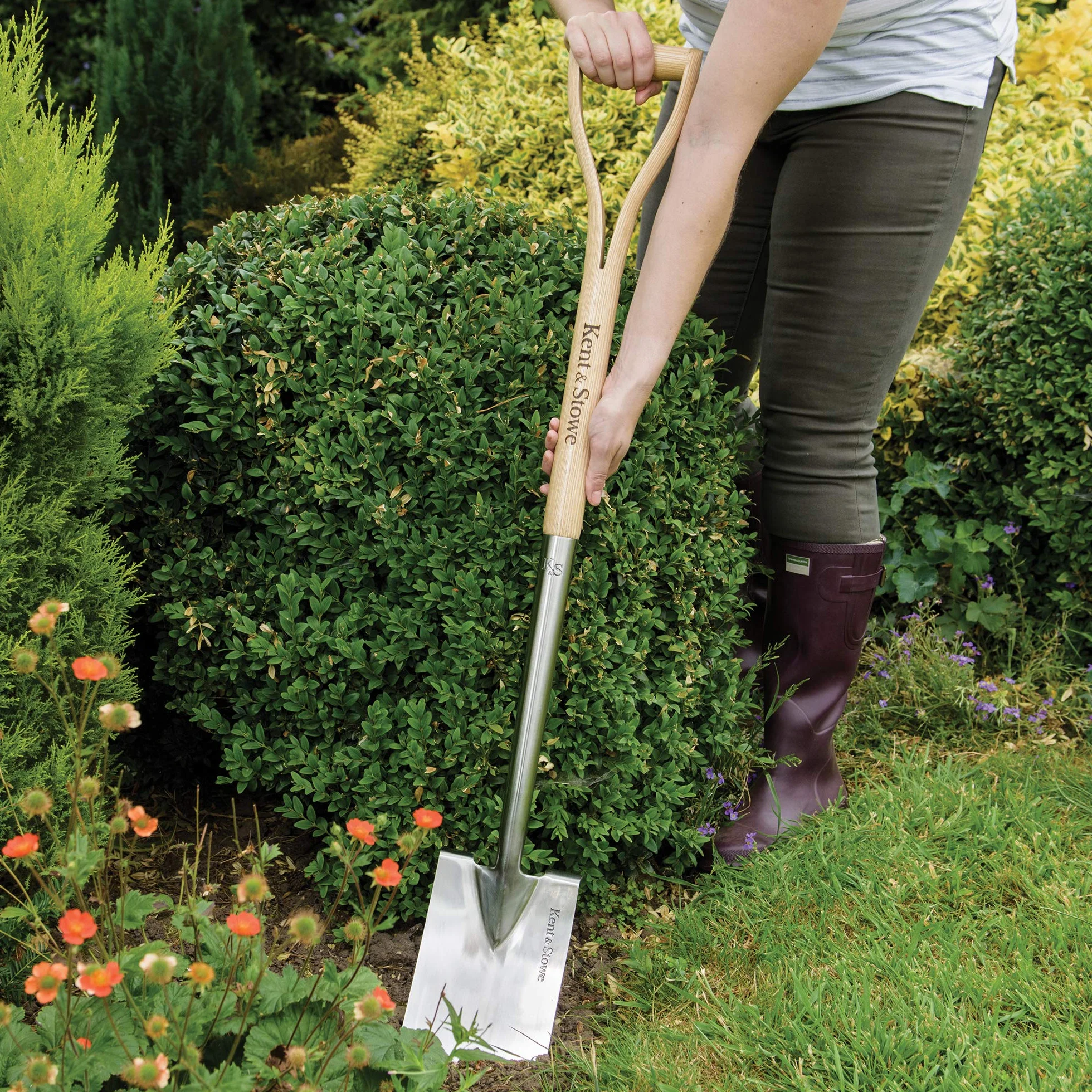 Kent & Stowe Beetspaten – Profi-Spaten aus Edelstahl, für die Verwendung im Beet, Gartenspaten mit Stiel aus Eschenholz, Länge: 104 cm
