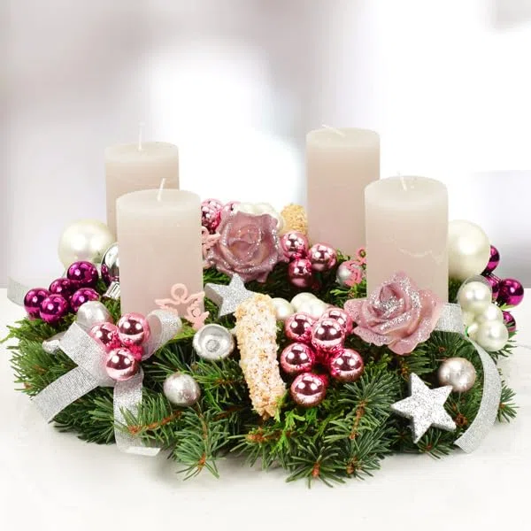 Frischer Premium-Adventskranz Märchenwald in Lila-Grau, handgebundener Kranz aus echter Nobilistanne, Durchmesser 30 cm, mit 4 hochwertigen Rustikkerzen, Adventszeit & Weihnachtsdekoration
