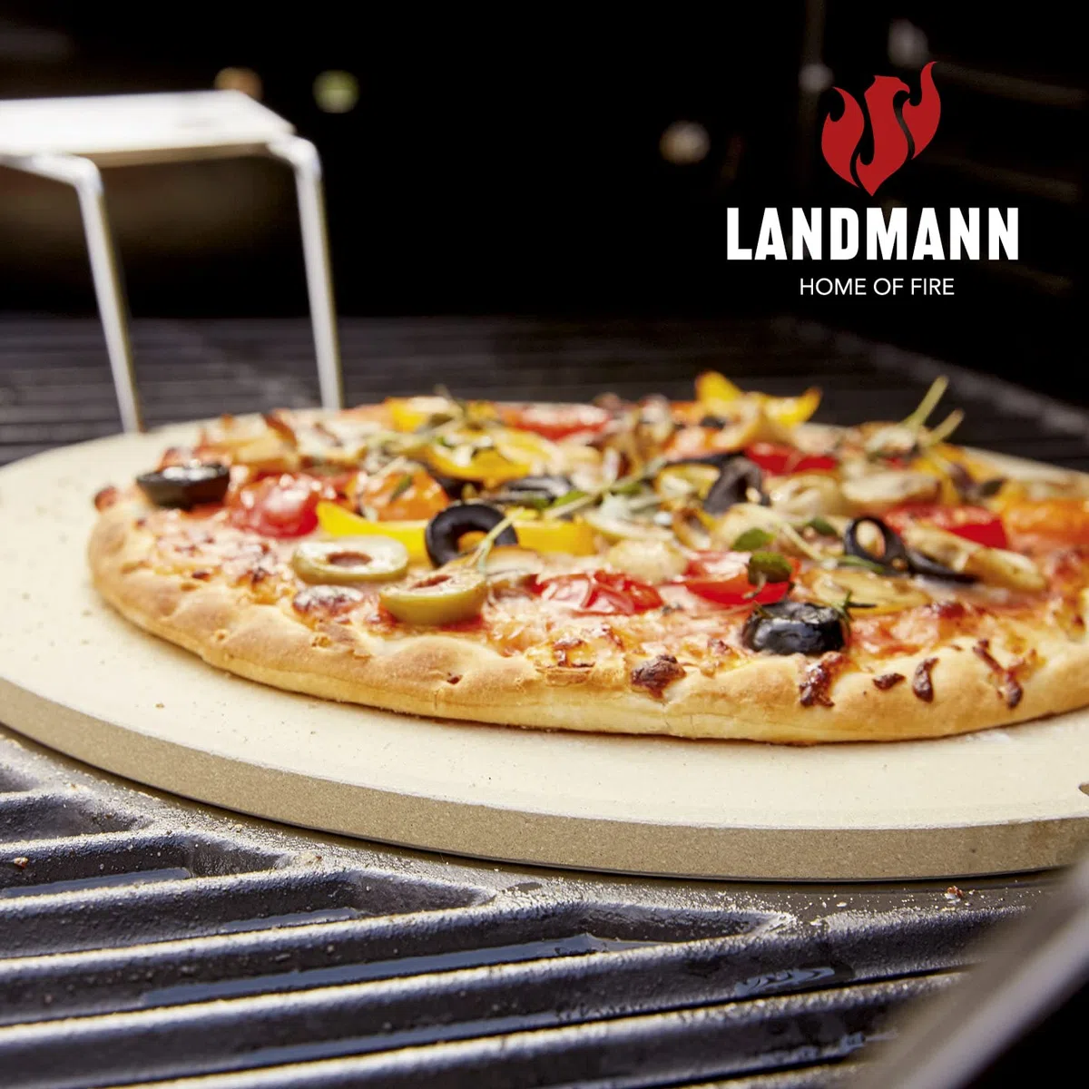 LANDMANN | Pizzastein für Gasgrill | Cordierit | ca. Ø 30,5 cm | Modulus-System | Edelstahl-Griffe | Für Gasgrill, Holzkohlegrill & Backofen geeignet | Zur Zubereitung von Pizza, Flammkuchen & Brot