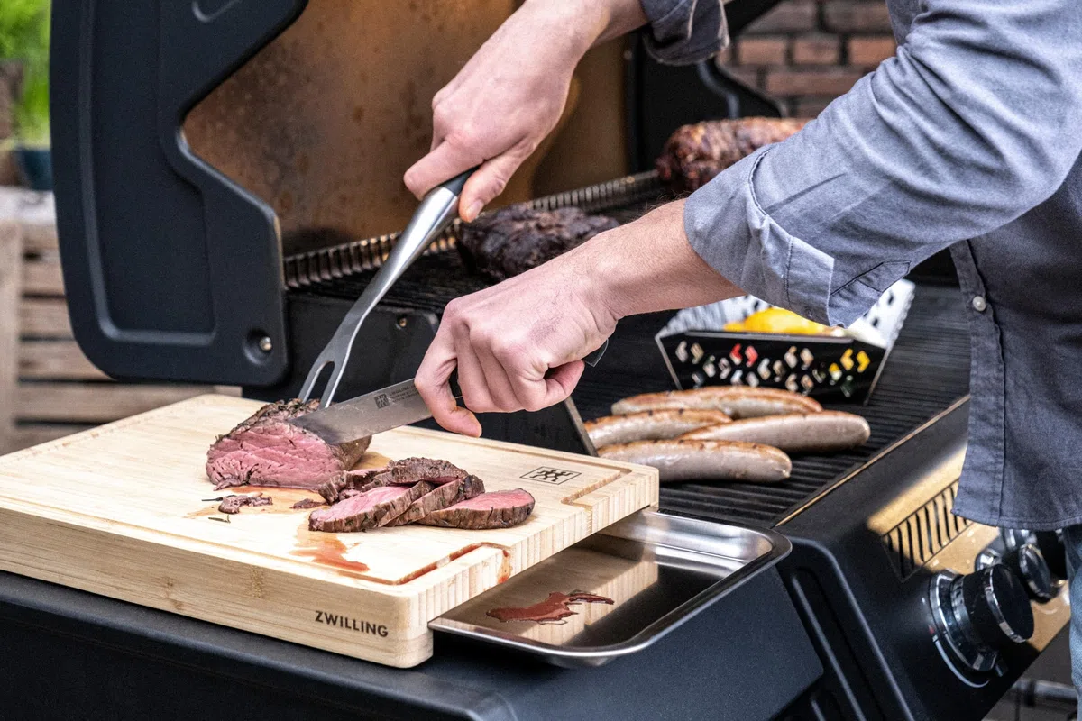 ZWILLING BBQ+ Schneidbrett mit Auffangschale, Saftrille, 39 x 30 x 5 cm, FSC-zertifizierter Bambus, Schale aus Edelstahl, Braun
