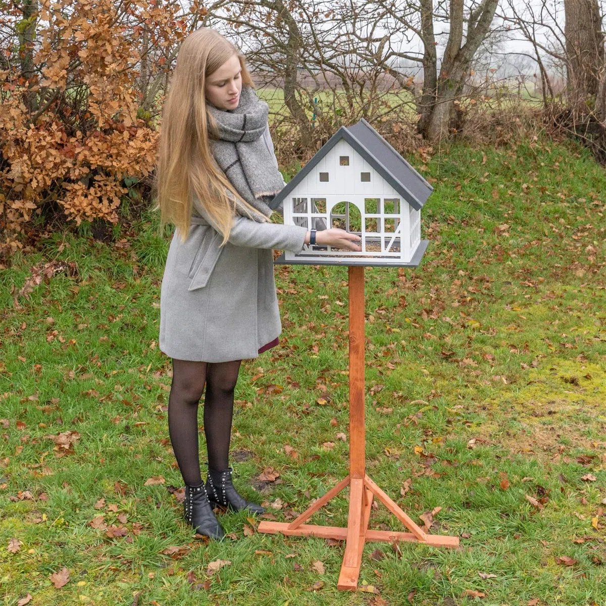 VOSS.garden Vogelhaus Belau weiß Fachwerk mit Metalldach Fachwerkstil mit Bodenluke Vogelfutterhaus Vogel Futterhaus Vögel ohne Ständer Garten Futterstation Vogelfutterstation