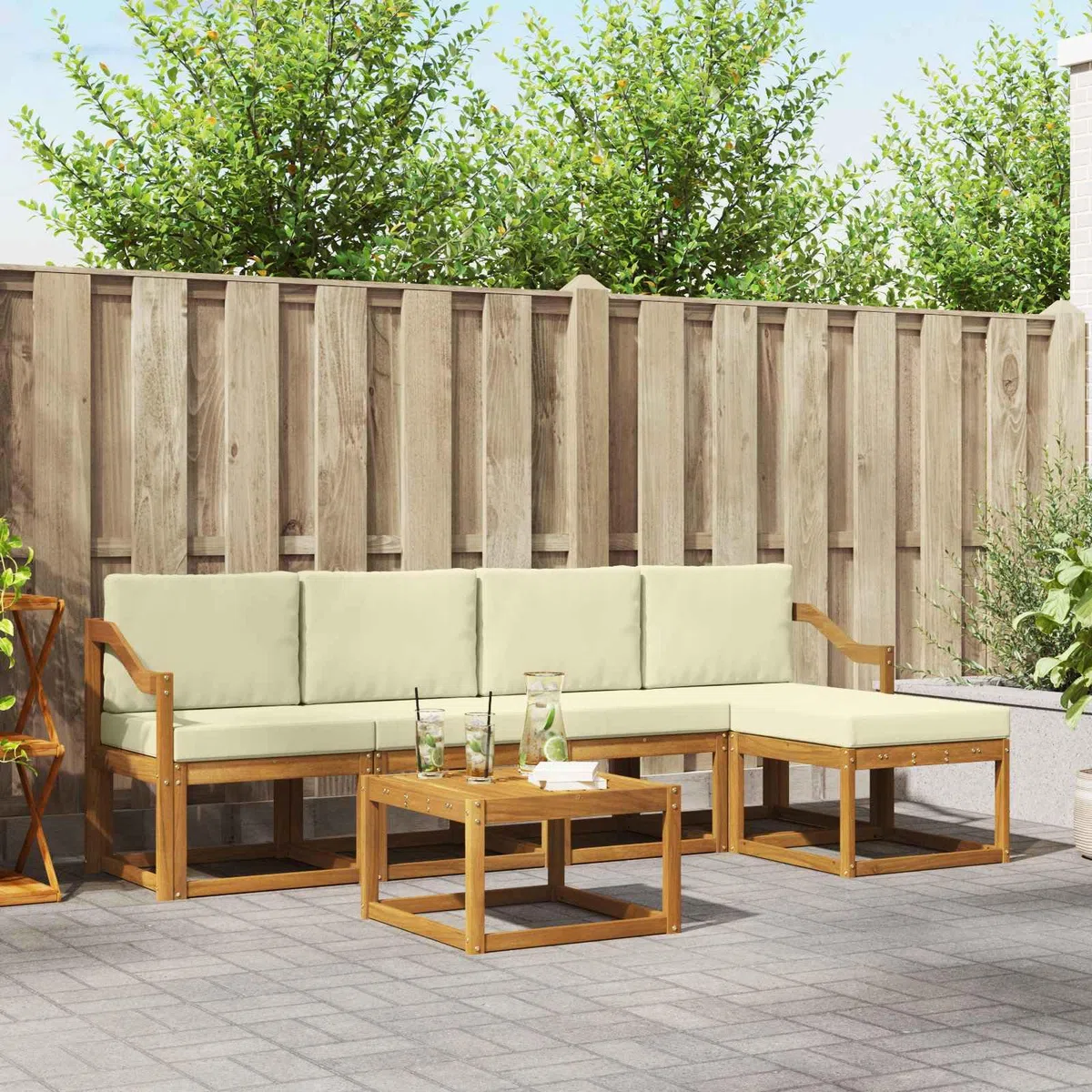 Outdoor-Sofagarnitur 6-teilig mit Kissen aus massivem Akazienholz Natur Creme, inklusive Tisch, Hocker und Armlehnen, wetterbeständig, modernes Latten-Design für Terrasse Balkon Garten