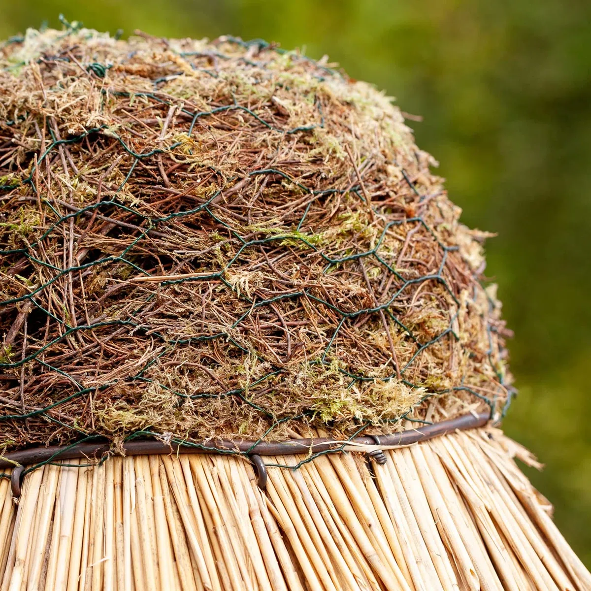 VOSS.garden Vogelhaus Amrum mit Reetdach, Naturbelassene Birke 33cm große Futterplatte, Vogelhäuschen Futterhaus Futterstation Naturbelassene Vogelvilla