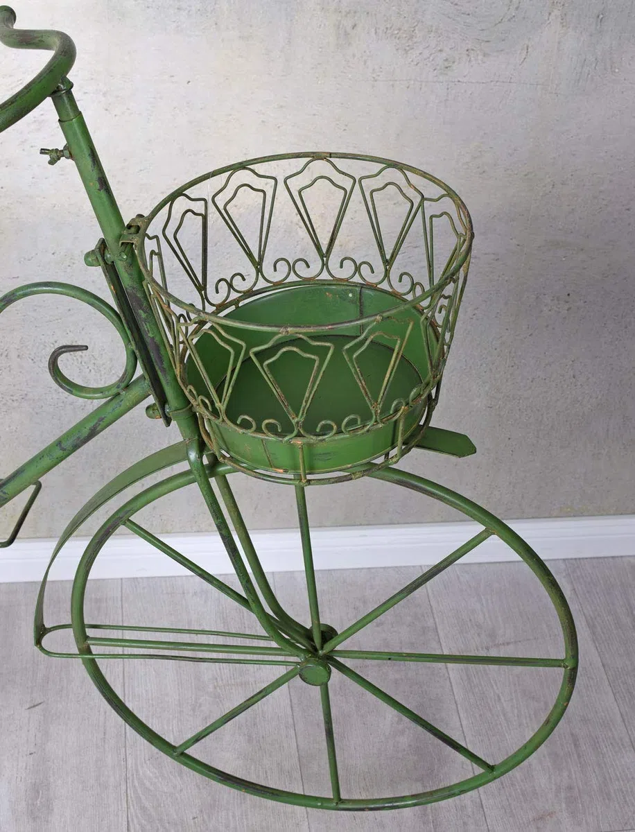 PFLANZFAHRRAD „LE JARDIN DE PROVENCE“ – Deko Fahrrad aus Eisen im Vintage Stil mit 4 Pflanzkörben Grün Garten Deko Metallrad zum Bepflanzen Terrasse Balkon Höhe 86 cm Länge 140 cm Tiefe 43 cm