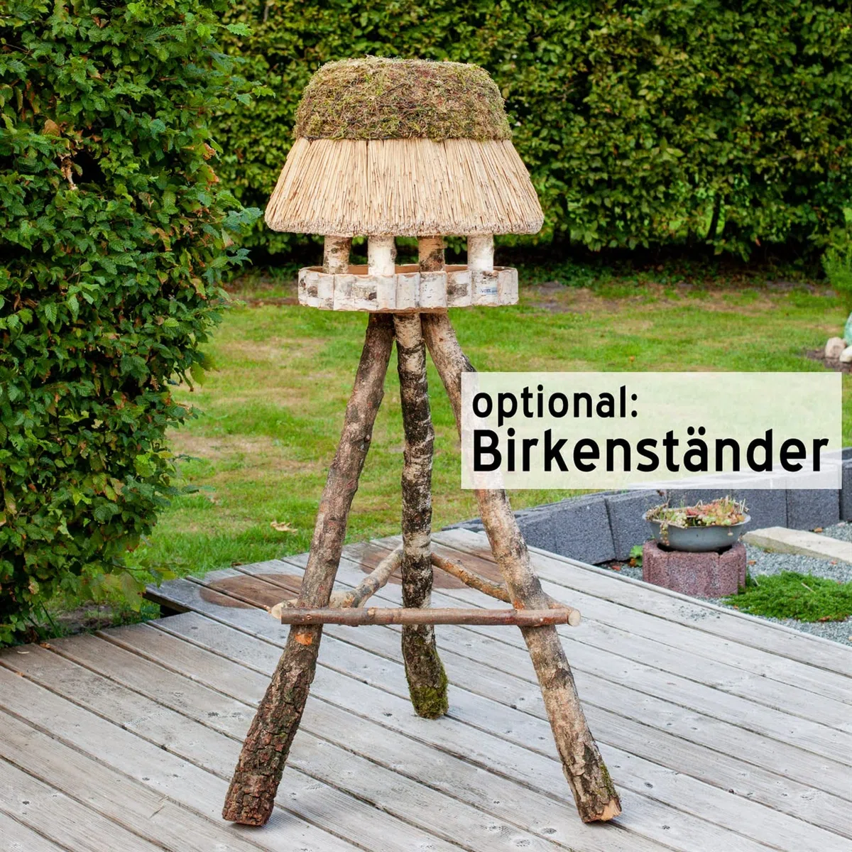VOSS.garden Ovales Vogelhaus Pellworm mit Reetdach, Naturbelassene Birke 46x29cm große Futterplatte, Vogelfutterstation Vogelvilla Futterhaus Vogelhäuschen