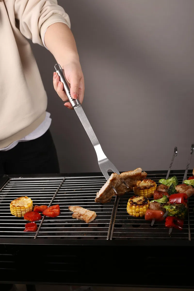 Grillzubehör, Edelstahl-Grillwerkzeug-Set für Herren, 12-teiliges Grillutensilien-Set mit Spatel, Gabel, Messer, Bürste, Zange, Spieße, Flaschenöffner und Taschengrill-Zubehör für Outdoor-Grill
