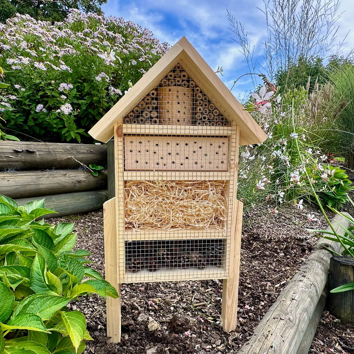 GARTENETAGE Geschenkset Insektenhotel – Nachhaltiges Insektenhotel mit Blumenwiese-Saatgutmischung Gartenliebhaber – Natürliche Materialien, fertig montiert, mit Holzpfählen