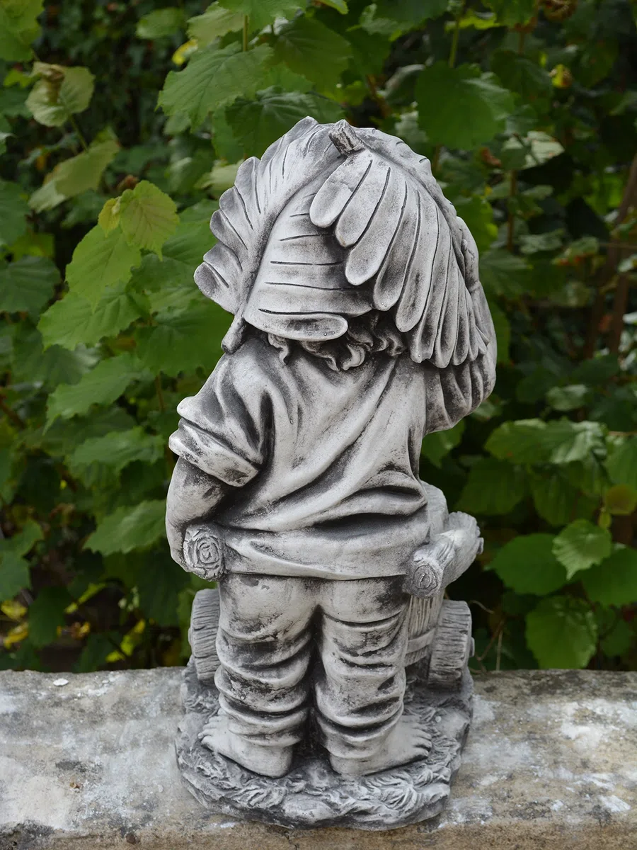 gartendekoparadies.de Gnom mit Schubkarre, Steinfigur Wichtel, H. 50 cm, 23 kg, Grau, frostsicher aus Steinguss für Außenbereich