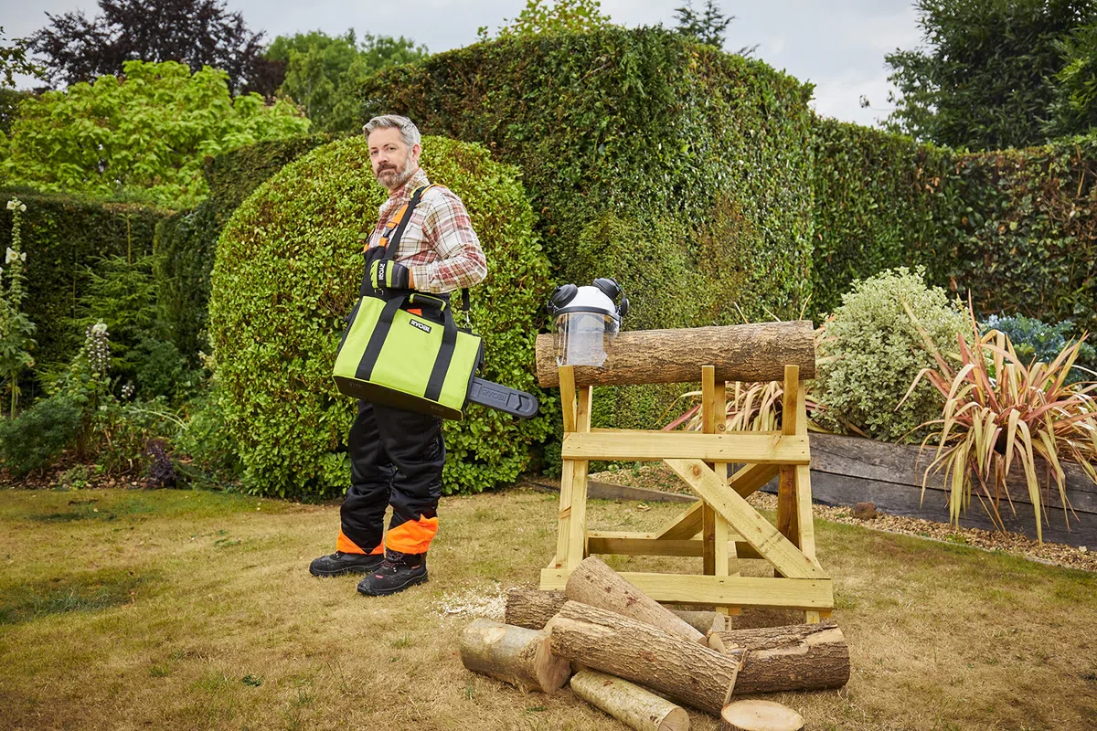 RYOBI Kettensägen-Tragetasche RAC256, passend für 18 V und 36 V Modelle, mit Ölauffangschale