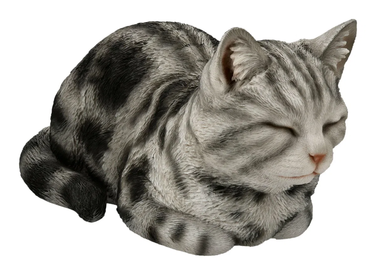 Figuren Shop GmbH Katzenfigur schlafend 34 cm – liegende Tigerkatze grau getigert aus Polyresin, handbemalt und wetterfest – Tierfigur für Garten, Beet, Terrasse und Wohnzimmer