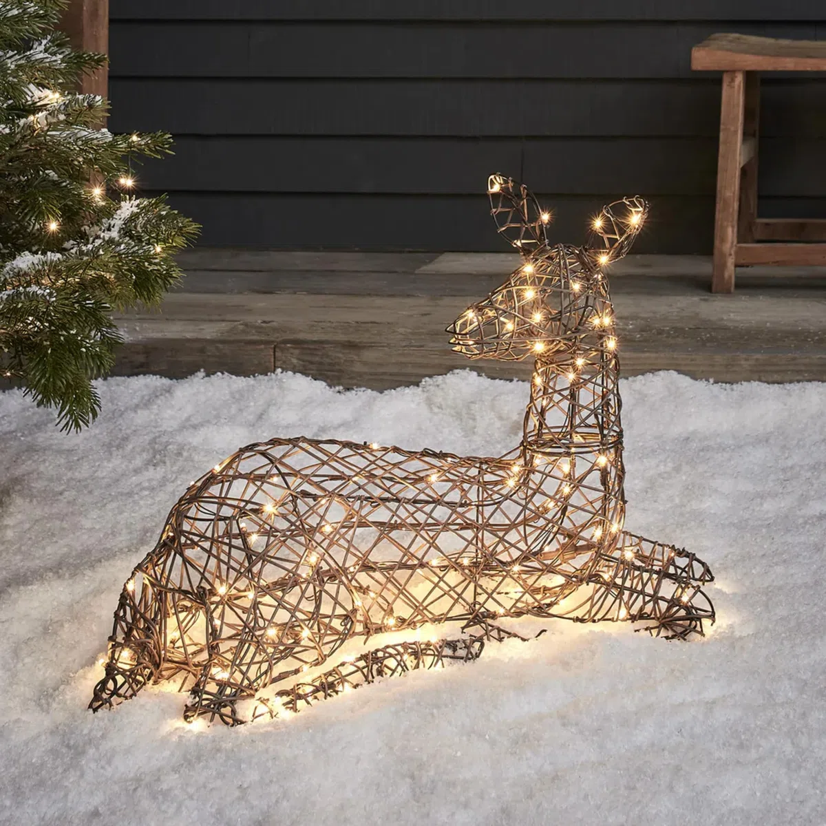 Lights4fun Liegendes Studley-Rentier Hirschkuh | mit warmweißen LEDs | Weihnachtsdekoration Kunstrattan REH Figur für Weihnachten | für innen und außen Garten | mit Netzkabel | [Energieklasse A]