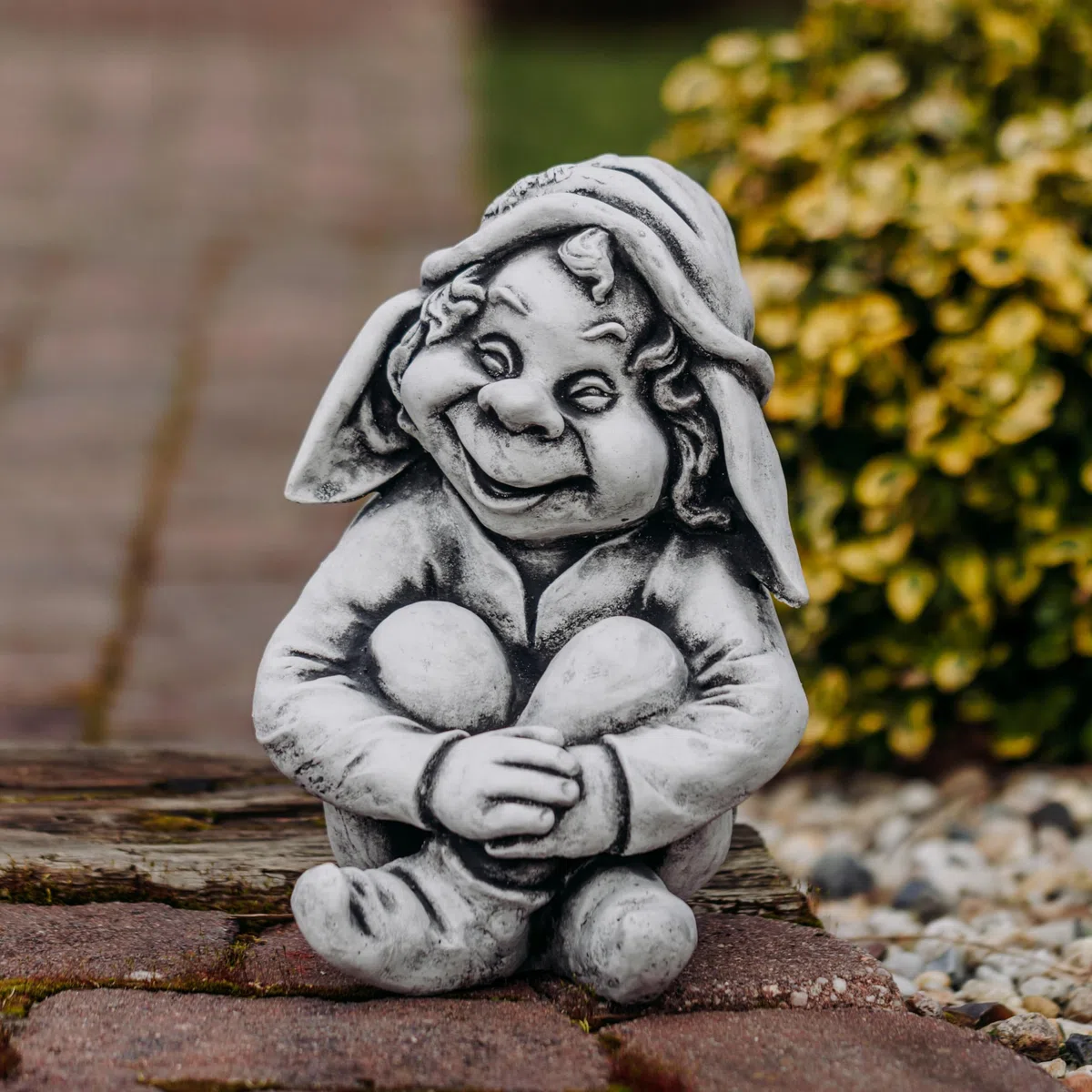 gartendekoparadies.de Gnom als lustiger Freund, Steinfigur Wichtel, H. 30 cm, 11 kg, Grau, frostsicher aus Steinguss für Außenbereich