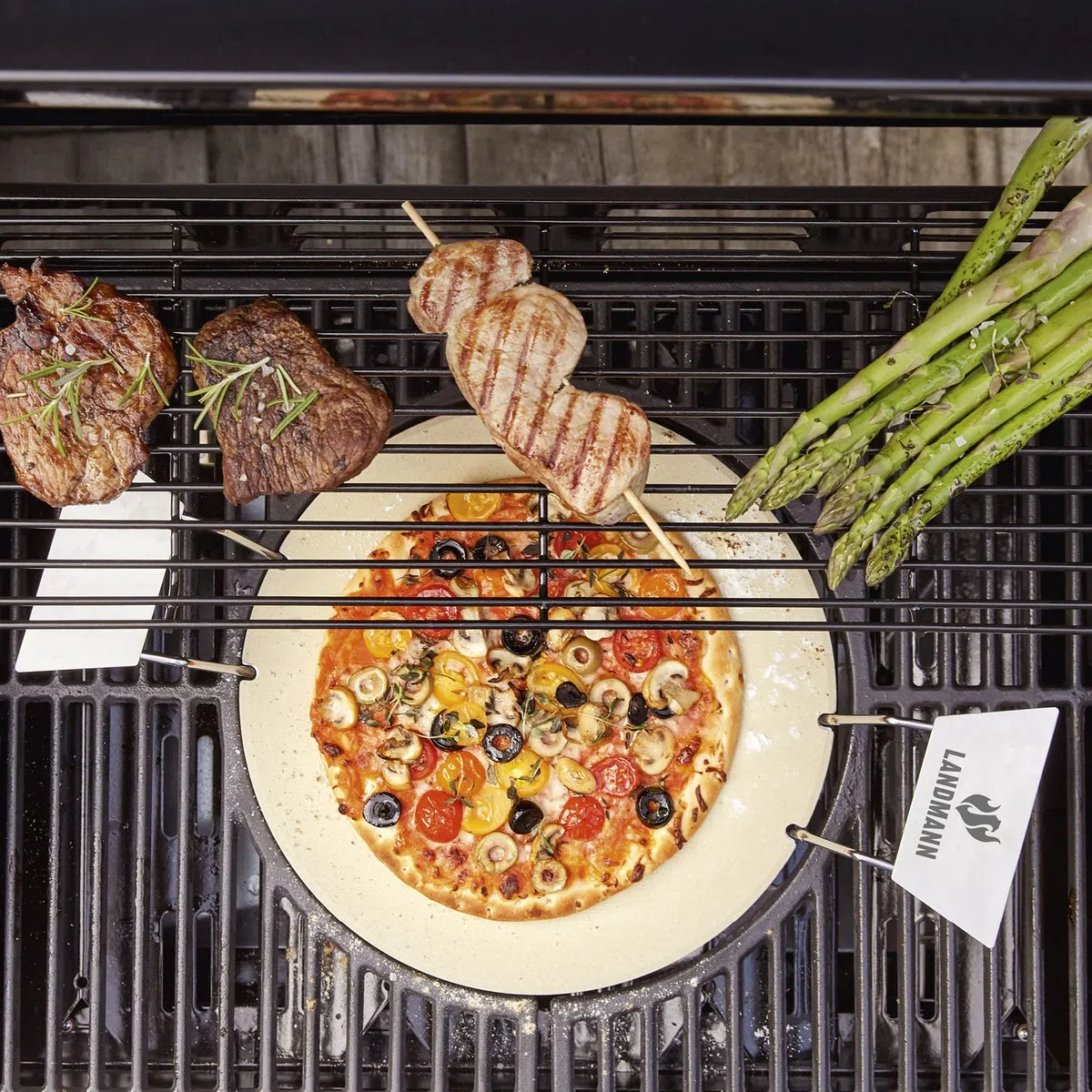 LANDMANN | Pizzastein für Gasgrill | Cordierit | ca. Ø 30,5 cm | Modulus-System | Edelstahl-Griffe | Für Gasgrill, Holzkohlegrill & Backofen geeignet | Zur Zubereitung von Pizza, Flammkuchen & Brot
