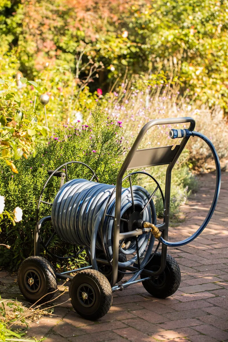 Sirocco Schlauchwagen, 4-Räder, 3/4 Zoll Anschluss, Stahl pulverbeschichtet, Anthrazit, mit Vollgummireifen, für Gartenschläuche bis 110m