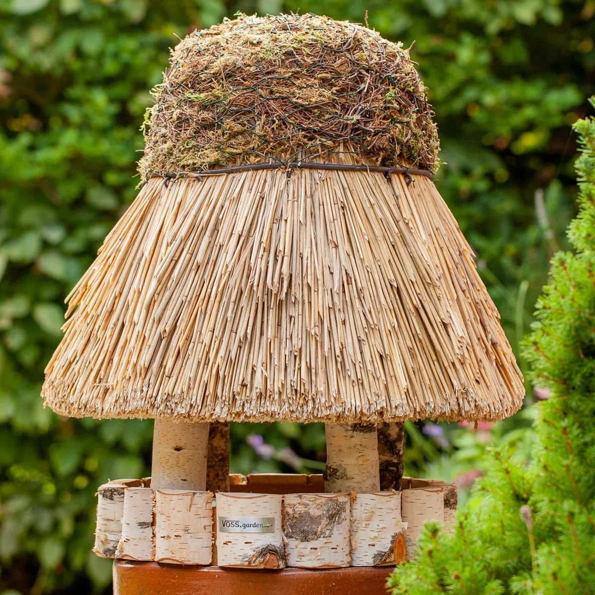 VOSS.garden Vogelhaus Amrum mit Reetdach, Naturbelassene Birke 33cm große Futterplatte, Vogelhäuschen Futterhaus Futterstation Naturbelassene Vogelvilla