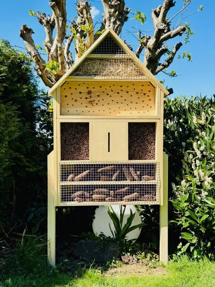 Garten Holz Insektenhotel XXL Wildbienen-Nisthilfe aus Holz mit Standfuß 110 x 79 x 16 cm (HxBxT) Insektenhaus Natur I Bienenhotel I Insektenhaus I Wetterfest I 6 Etagen