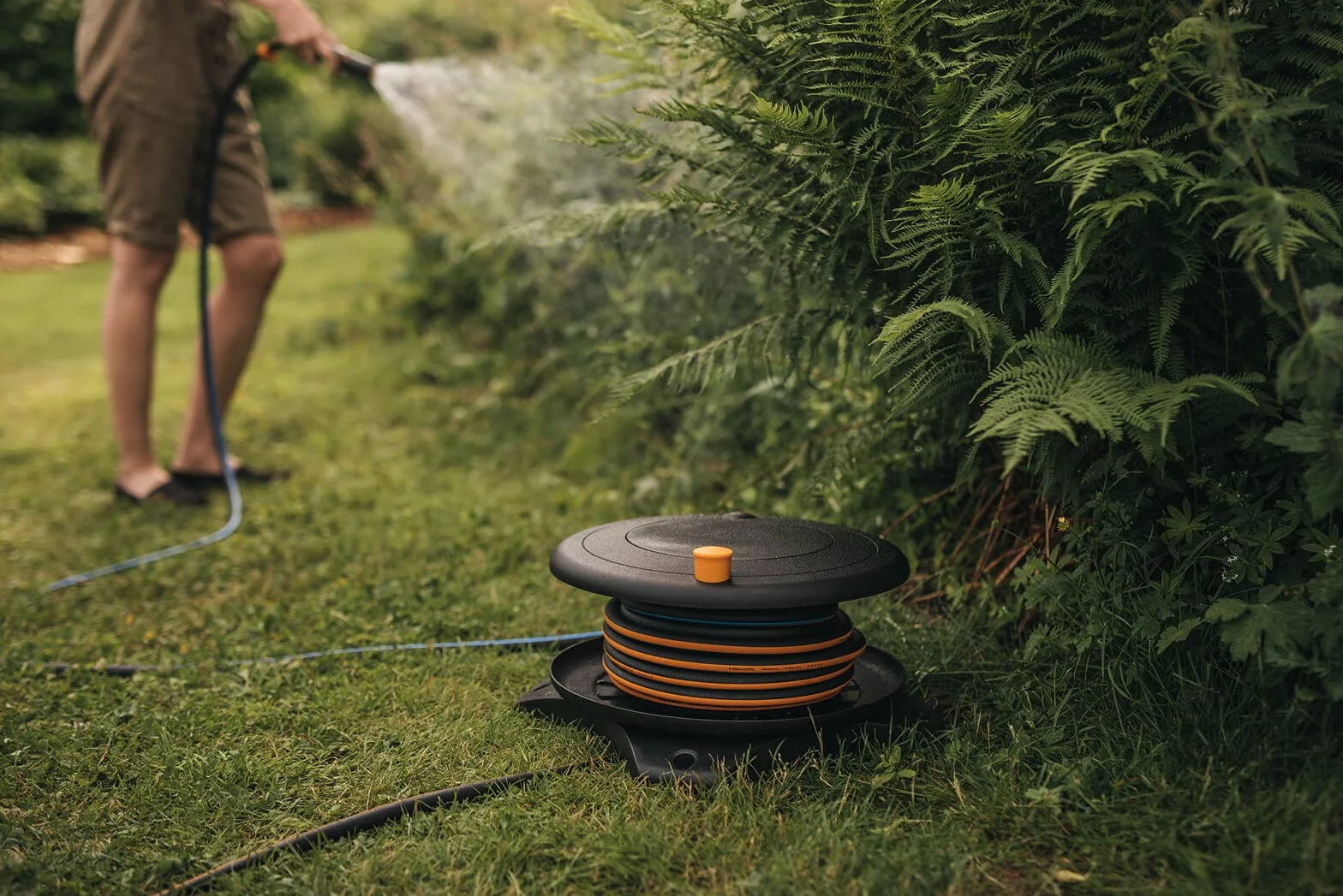 Fiskars Waterwheel L, Bewässerungs-Set, Gartenschlauch in Universalgröße (Ø 13 mm), Universal-Schlauchanschluss (Ø 13-15 mm), Universal-Hahnverbinder, Schlauchdüse, Schwarz/Orange/Blau, L