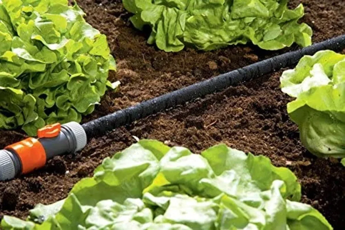Gardena Perl-Regner Schlauch: Erweiterung für bestehende Leitungen, wassersparender Regner für Bewässerung von Pflanzenreihen und Beeten, längenanpassbar, 100 m (1987-22)