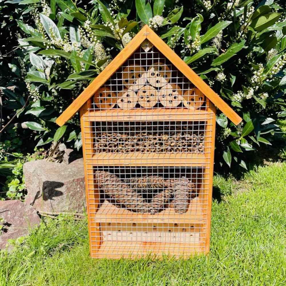 massives handgefertigtes L Insektenhotel aus Holz I 52 x 28 x 12 cm (HxBxT) mit Ständer Höhe 72 cm I Wildbienen Nisthilfe I Bienenhotel I Insektenhaus I wetterfest I lasiert in Braun