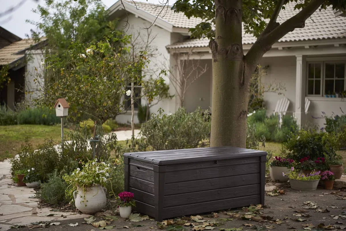 Keter Brightwood Gartenbox 455L - Aufbewahrungsbox mit Sitzfunktion für 2 Personen - Wetterbeständige Terrassenbox in Holzoptik Grau
