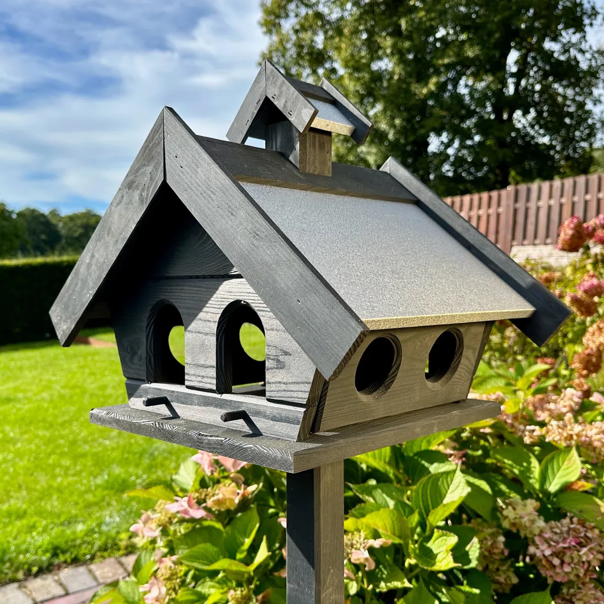 GARTENETAGE Vogelhaus Holz mit Metalldach und 2in1 Ständer/Vogelhaus wetterfest und stabil/Vogelfutterhaus mit Ständer/Robustes Vogelhäuschen für Balkon und Garten