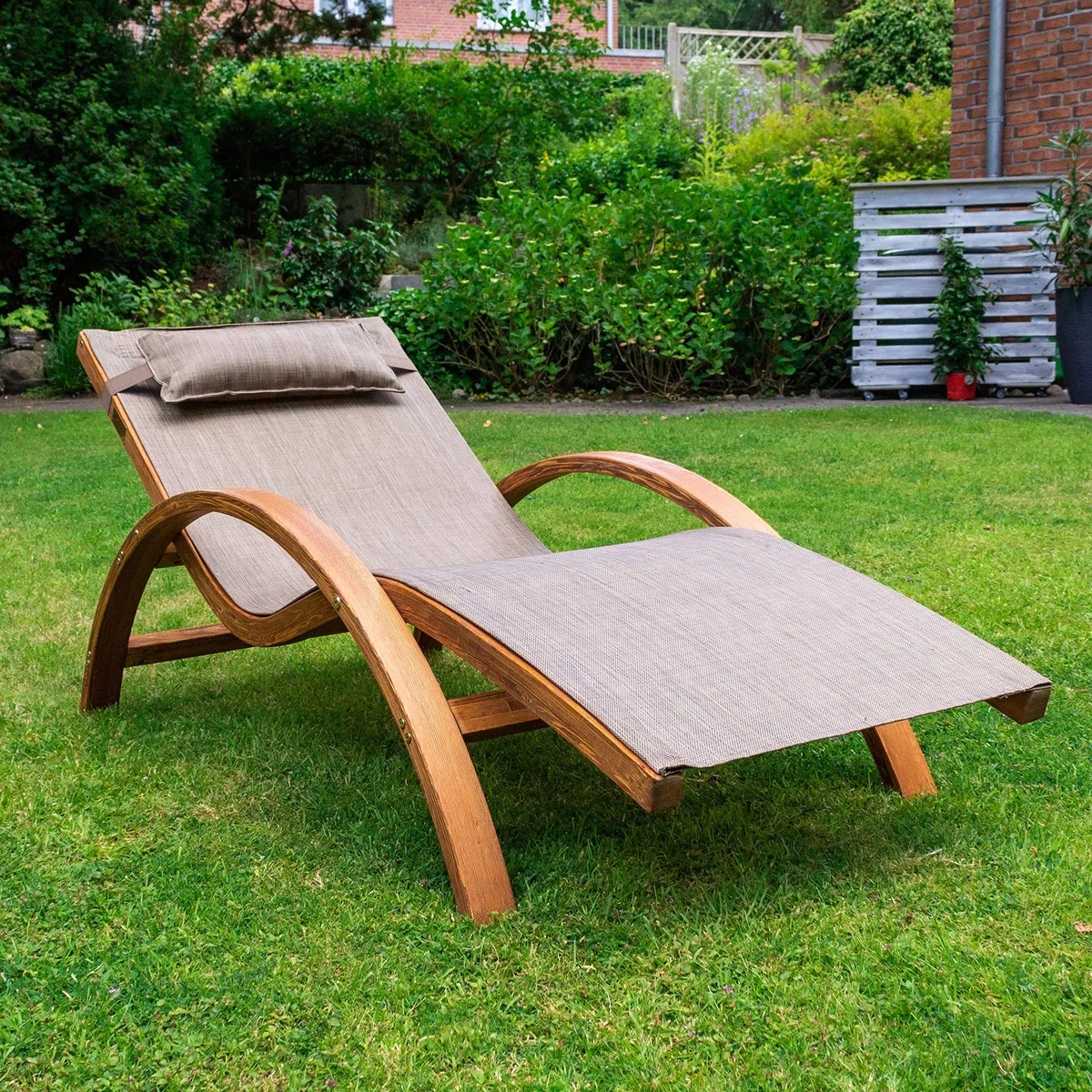 Ampel 24 Relax Liegestuhl Tropica | Relaxliege mit Armlehnen, Gartenmöbel aus vorbehandeltem Holz, Stuhl Bespannung braun, wetterfeste Gartenliege