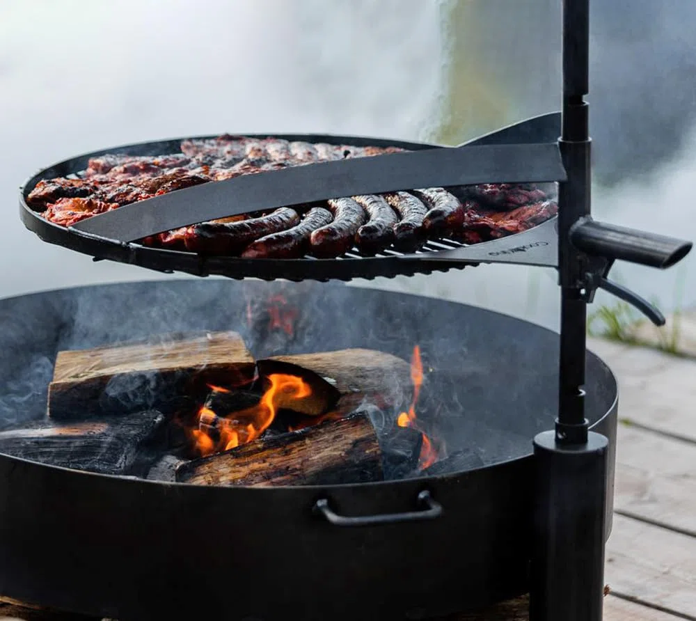 CookKing Feuerschale Montana X 60 mit Holzlager und Zubehör aus Rohstahl Ø 60 cm handgeschweißt wetterfest inklusive Grillrost und Befestigungsmast für Garten Terrasse Outdoor