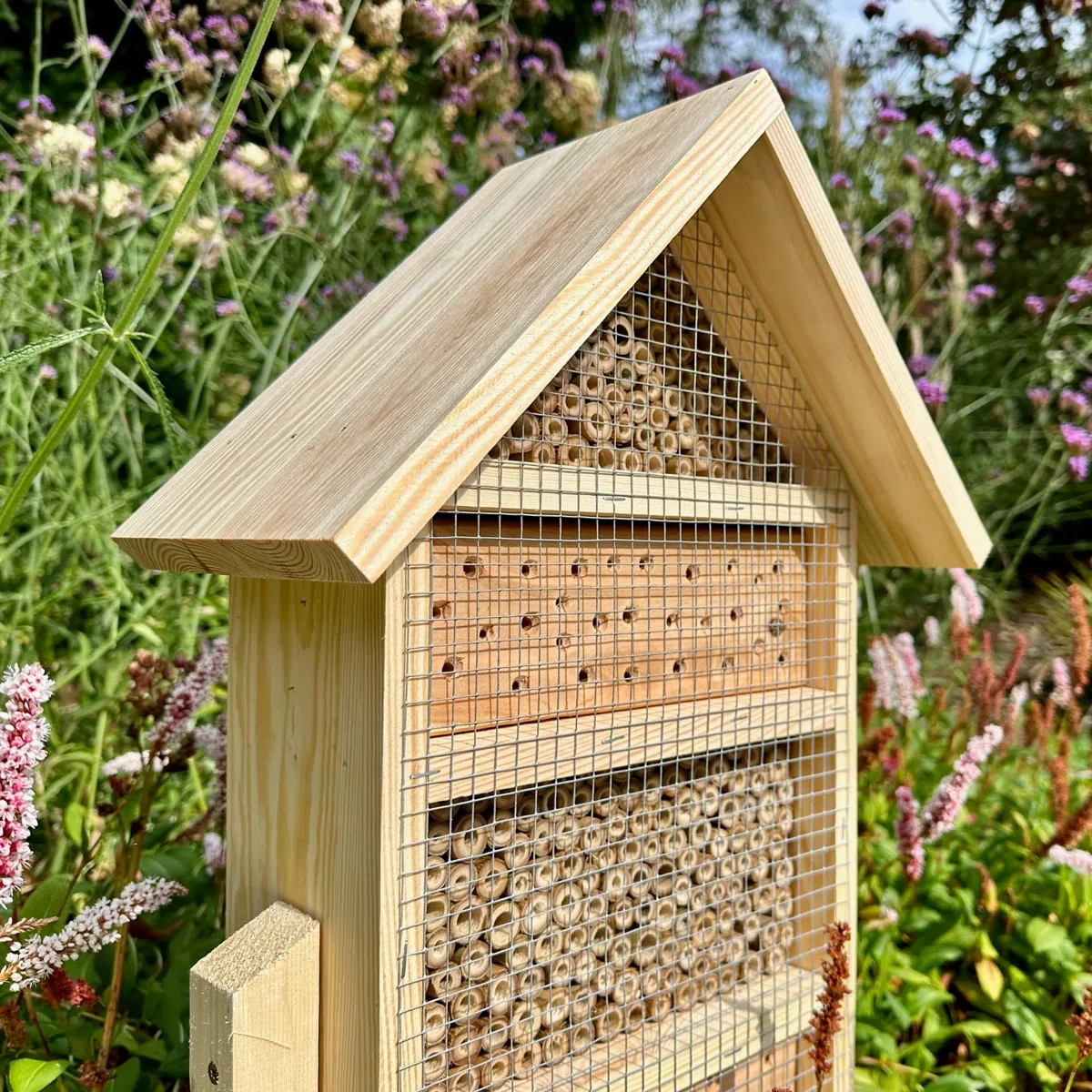 GARTENETAGE DIY Bienenhotel Geschenkset – Natürliches Bienenparadies aus Bambus & Vollholz, Inklusive Blumenwiese Mischung, Einfache Montage, Naturliebhaber