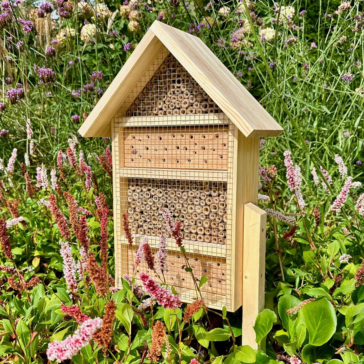 GARTENETAGE DIY Bienenhotel Geschenkset – Natürliches Bienenparadies aus Bambus & Vollholz, Inklusive Blumenwiese Mischung, Einfache Montage, Naturliebhaber