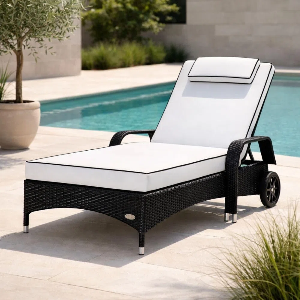 RS Trade Sonnenliege Gartenliege Wetterfest Rattan – XXL Relaxliege extra breit mit Rollen & Armlehnen, Verstellbar, bis 200kg, Outdoor Liege für Garten, Terrasse & Balkon, schwarz mit weißer Auflage