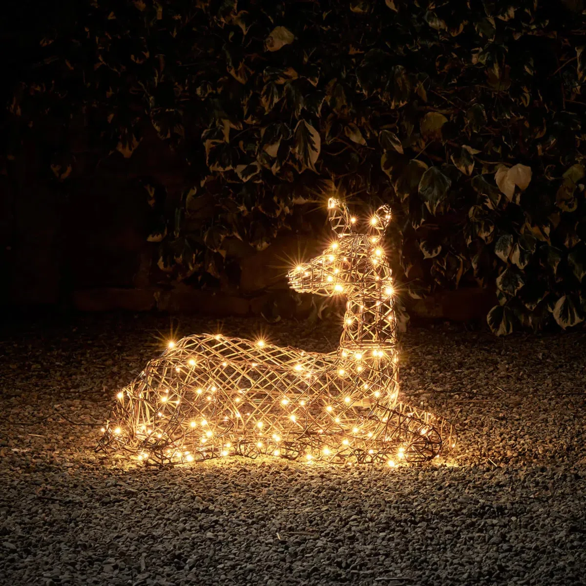 Lights4fun Liegendes Studley-Rentier Hirschkuh | mit warmweißen LEDs | Weihnachtsdekoration Kunstrattan REH Figur für Weihnachten | für innen und außen Garten | mit Netzkabel | [Energieklasse A]