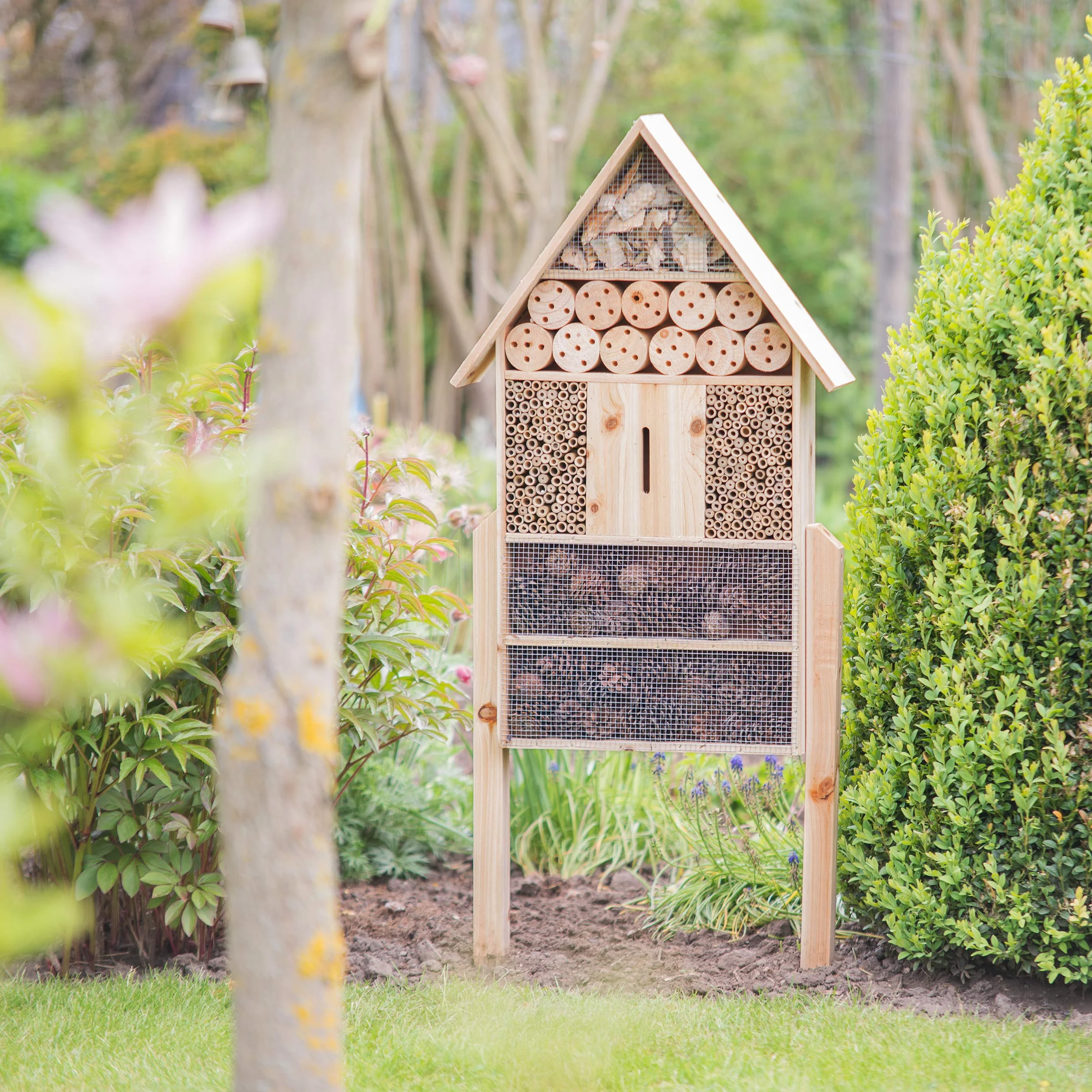 Relaxdays Insektenhotel XL stehend, Nisthilfe für Bienen, Florfliegen, Marienkäfer, Holz HxBxT: 79 x 49 x 12 cm, natur