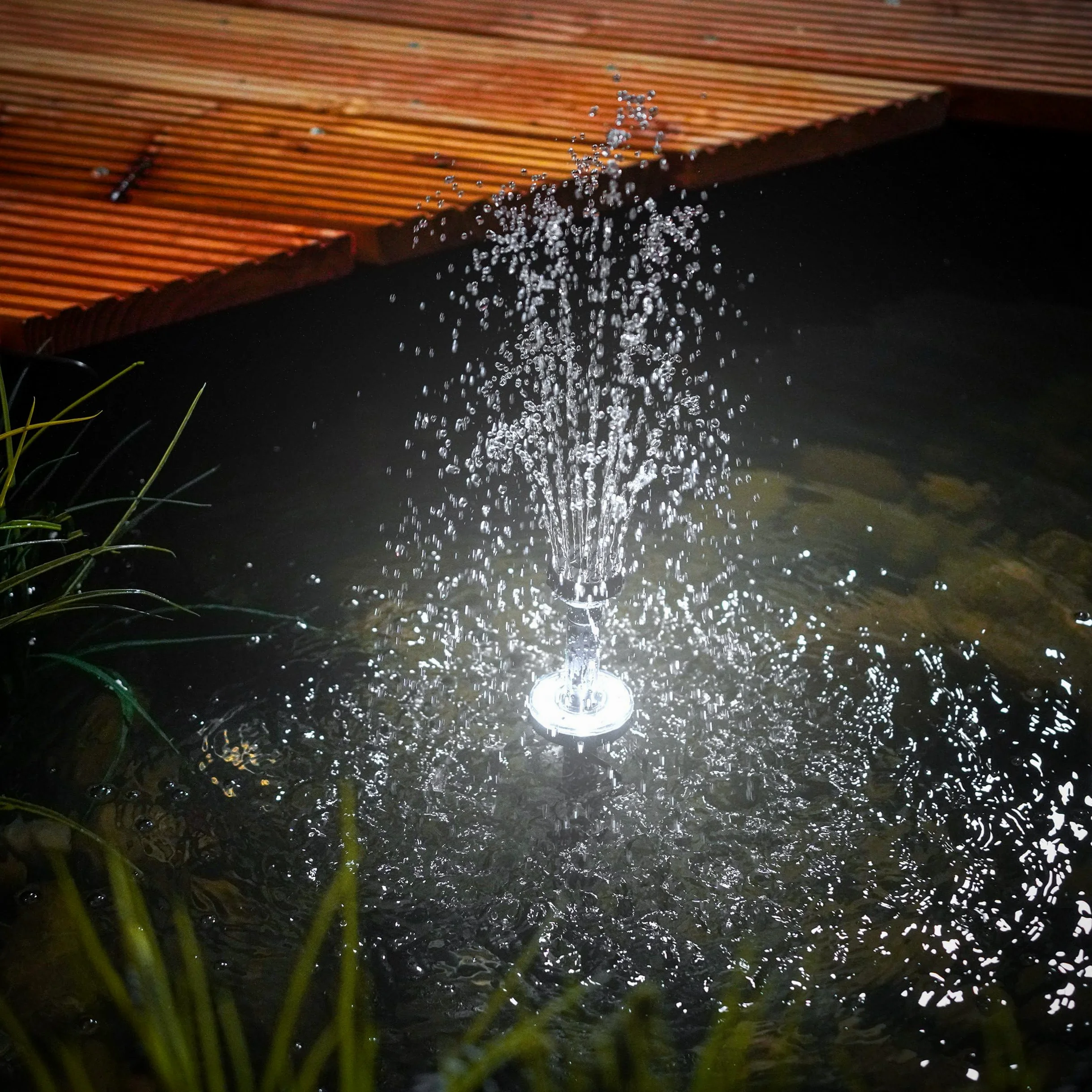 esotec Solar LED Teichpumpenset 8 400 LED, LiFePo4 Akku, Sprinklerpumpe 400/h, Erdspieß, Solarmodul 8W, Solarbrunnen Gartenteich, Wasserspiel Springbrunnenpumpe, Komplettset, außen 101936