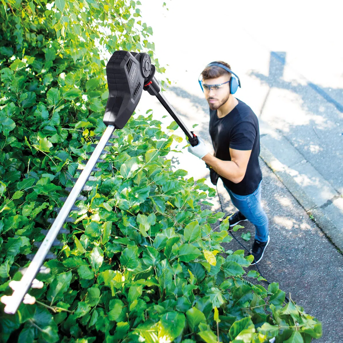 Scheppach Elektro Teleskop Hochentaster und Heckenschere TPX710 | 230V 710W | ausziehbar bis zu 4,5m Arbeitshöhe | Schnellwechselsystem | Mini Kettensäge | ProCut-Schwert | inkl. Gurt
