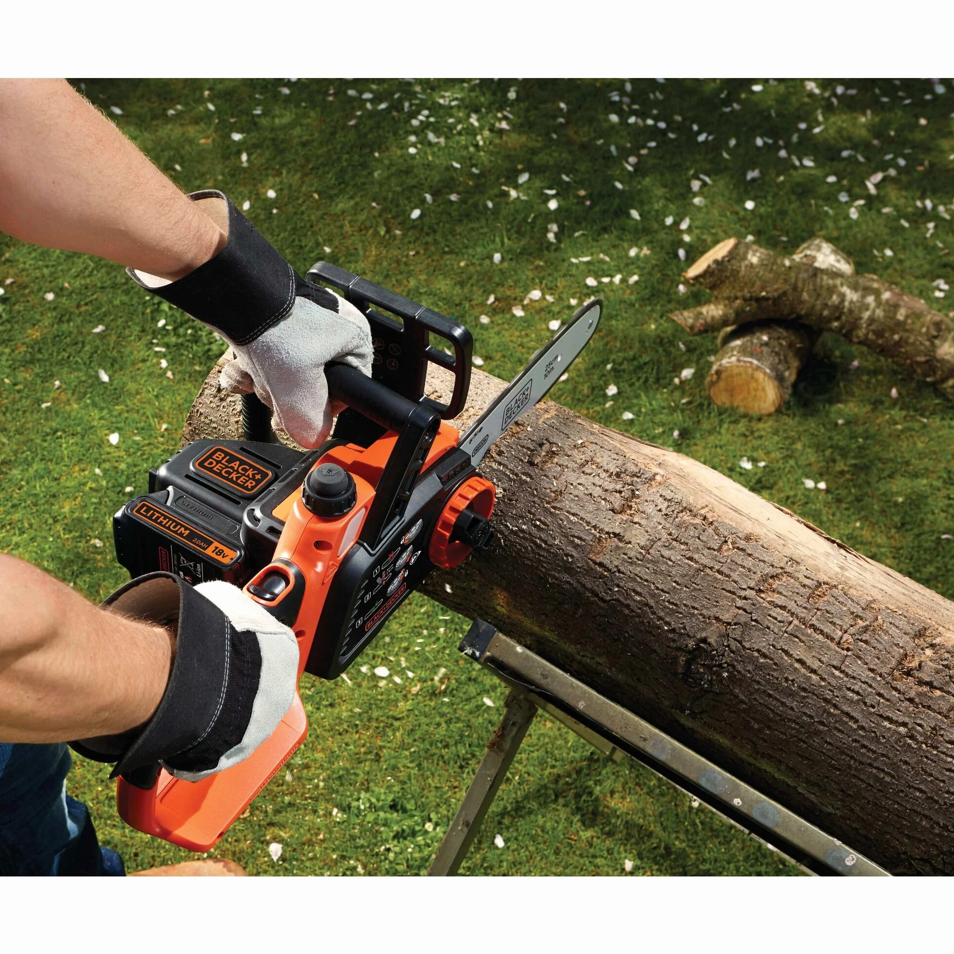 BLACK+DECKER Akku-Kettensäge Astsäge (18V Li-Ion-Akku, 25 cm Schwertlänge, 180 mm max. Durchmesser, geeignet für Holz- und Gartenarbeiten, ohne Akku und Ladegerät) GKC1825LB