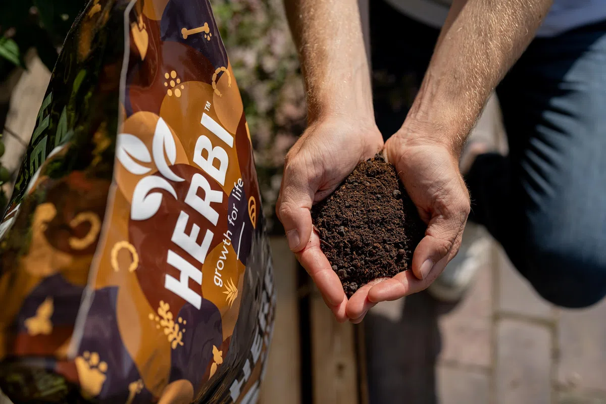 Herbis Living Soil 40 L – aktivierte Bio-Growerde mit mikrobiell belebtem Bodenleben – ideal für Indoor & Outdoor Grow – fördert Starke Wurzeln & gesundes, organisches Pflanzenwachstum