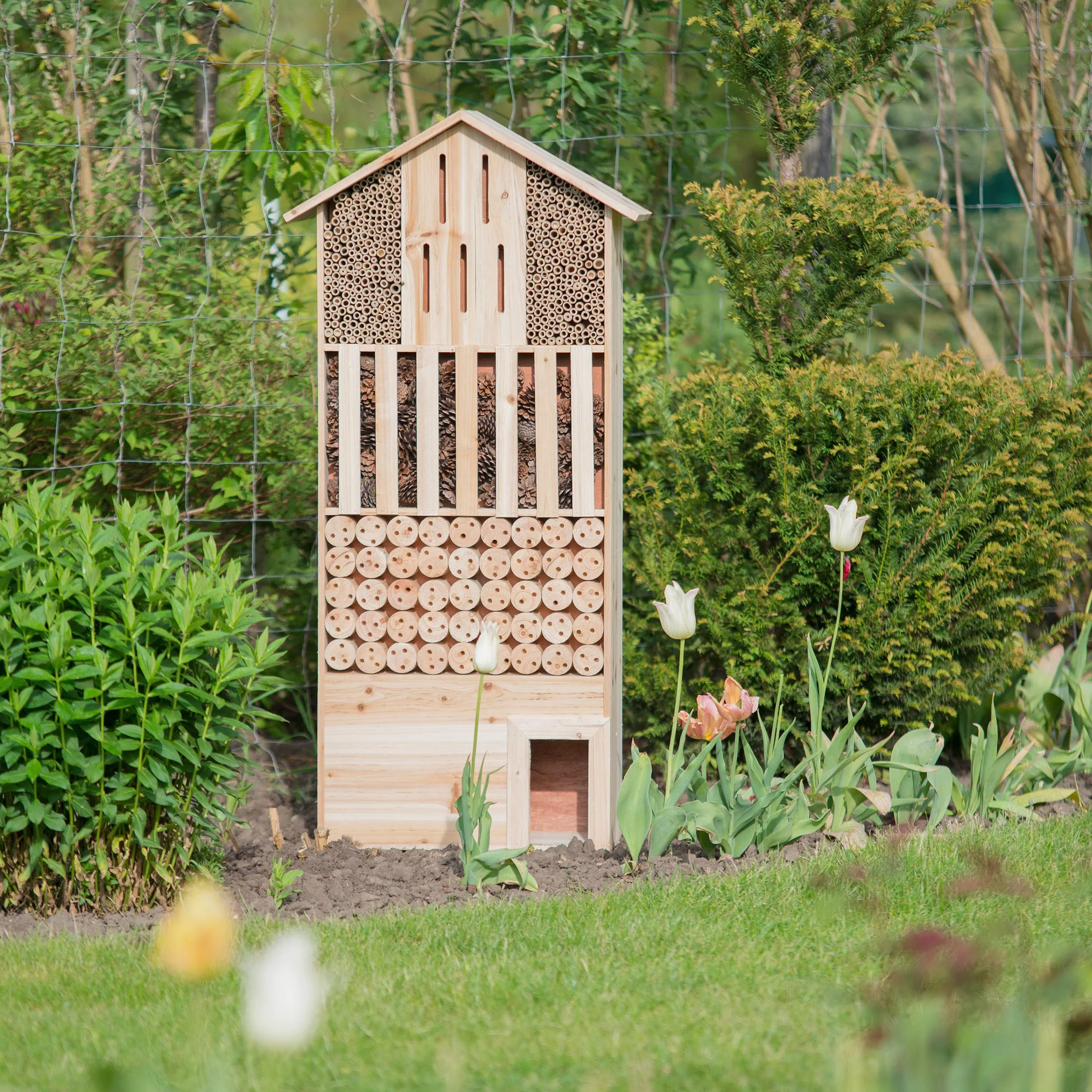 Relaxdays Insektenhotel XXL stehend, Nisthilfe für Biene, Schmetterling, Igelhaus, Holz, HxBxT: 118 x 57 x 24 cm, natur