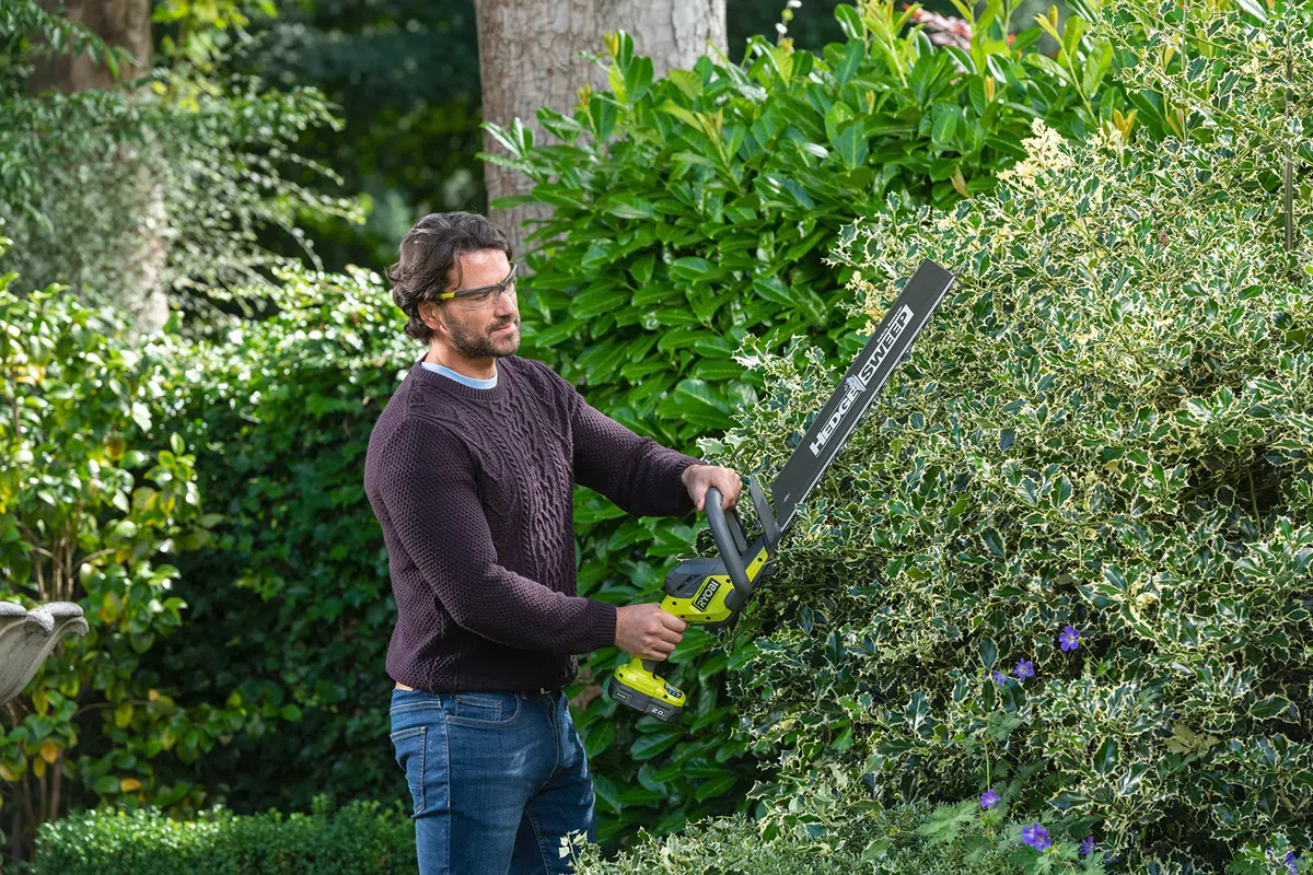 RYOBI 18 V ONE+ Akku-Heckenschere RY18HT50A-120, 50 cm Klinge, 24 mm Messerabstand, inkl. 2,0 Ah Akku und Ladegerät