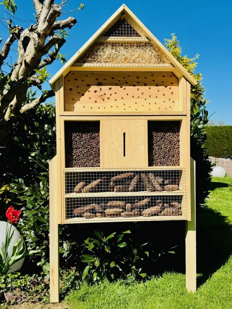 Garten Holz Insektenhotel XXL Wildbienen-Nisthilfe aus Holz mit Standfuß 110 x 79 x 16 cm (HxBxT) Insektenhaus Natur I Bienenhotel I Insektenhaus I Wetterfest I 6 Etagen