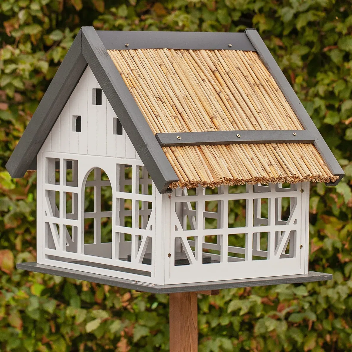 VOSS.garden Vogelhaus Lindau, Fachwerkstil, praktische Reinigungsöffnung, Dach mit doppelter Reetlage, Vogelfutterstation Futterhaus Futterplatz