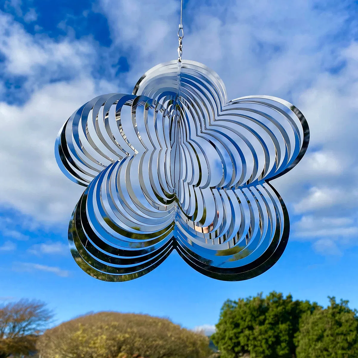 Metall-Windspiel für den Außenbereich, Gartenkunst für Hinterhof, hängende Dekoration und Spinner für Hof und Garten, Ornamente, 3D-Form, silberne Blume